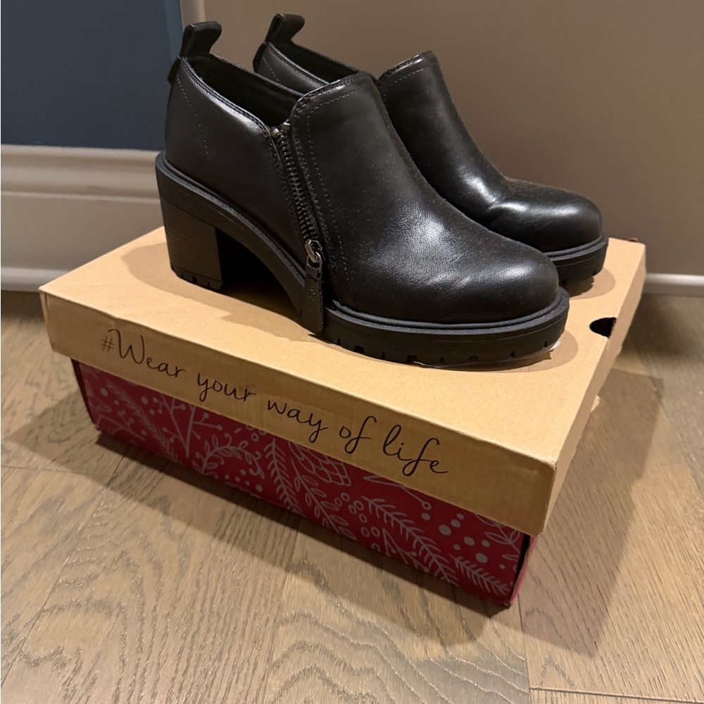 Muk Luks Black Heeled Ankle Boots